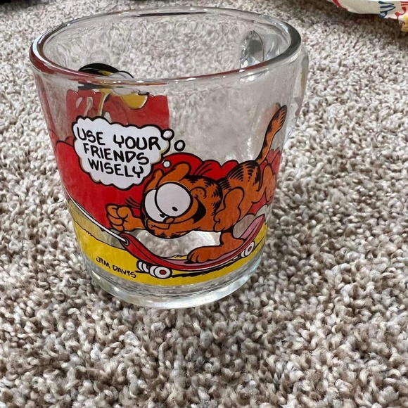 McDonalds Mickey and Garfield glasses - Picture 8 of 9